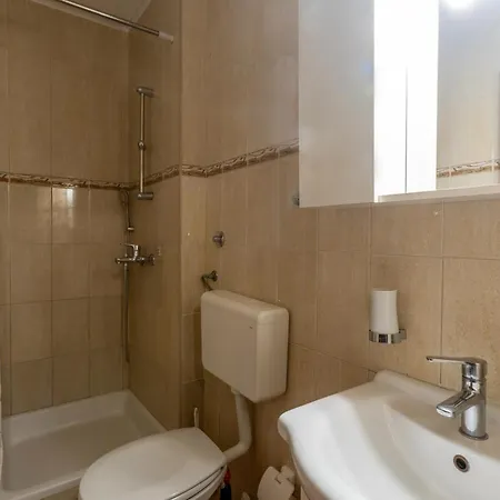 Апартаменти 1 Bedroom Amazing In *